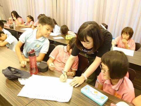 黃雯雯 WenwenHuang - 教習東勢國小學生畫水圳生態