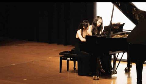 無到府/黃老師鋼琴大安工作室（近附中仁愛） - 定期演出音樂會，此為四手聯彈