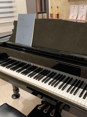 Valerie's Piano Studio｜大安區鋼琴教學 - 工作室使用平台鋼琴授課，在上課的同時訓練良好的觸鍵與音色聆聽！也有兒童使用的輔助踏板，設備專業齊全。