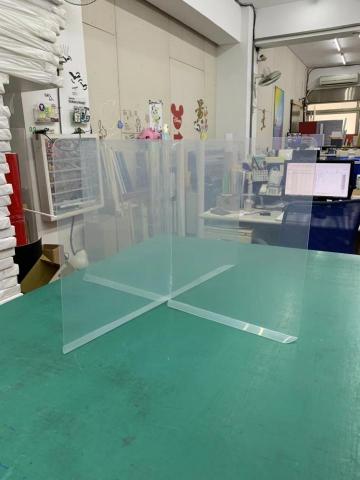 鑫晟廣告材料有限公司 - 十字型透明防疫隔板