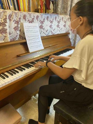 簡老師內湖音樂工作室（到府有合作老師，也可參加發表會） - 學生來忠孝復興這邊工作室上課，準備英國皇家考試以及比賽呢