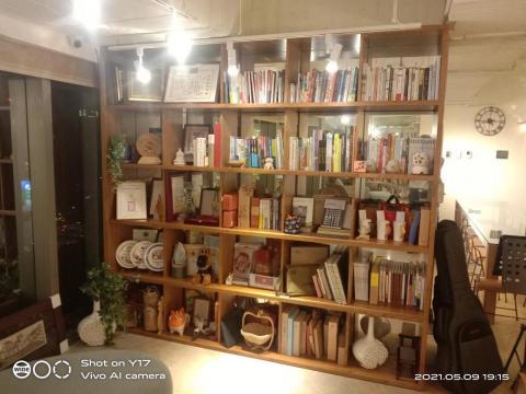 Fuhui Loghouse - 羅布森集團 企業文化 併板實木展示櫃