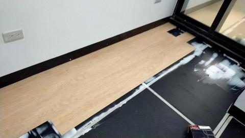 信豐水電工程 - 安裝塑膠地板施工中