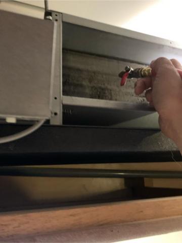 小李空調 - 圖片這是吊隱式內機裡面的鰭片清洗保養