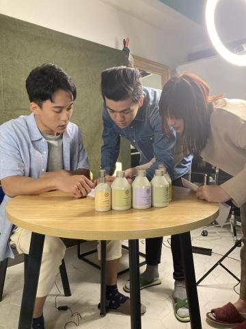 新天地實業有限公司 - Bulbs and Roots純素髮品網路形象廣告拍攝 新天地實業有限公司 - Bulbs and Roots純素髮品網路形象廣告拍攝