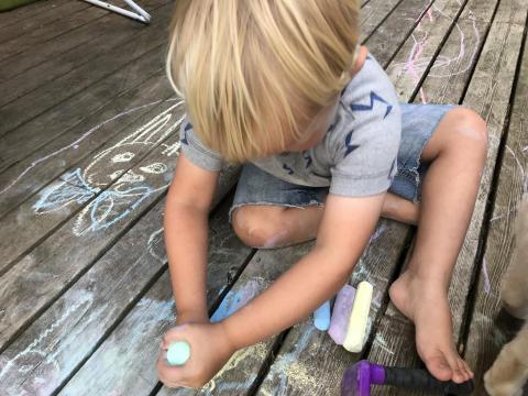 周孟辰 - 陪寄宿家庭的孩子畫畫