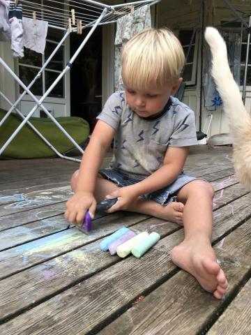 周孟辰 - 陪寄宿家庭的孩子畫畫