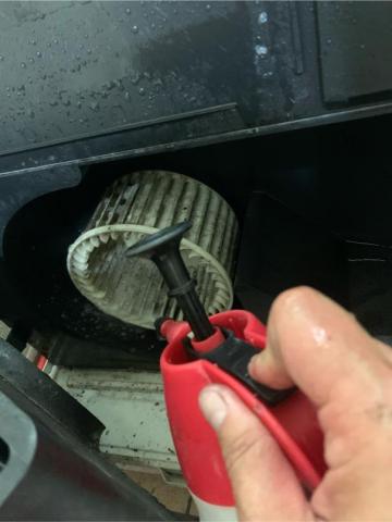 小李空調 - 窗型冷氣整台拆下來清洗前面鰭片和中間風輪和後鰭片，底盤水垢清除