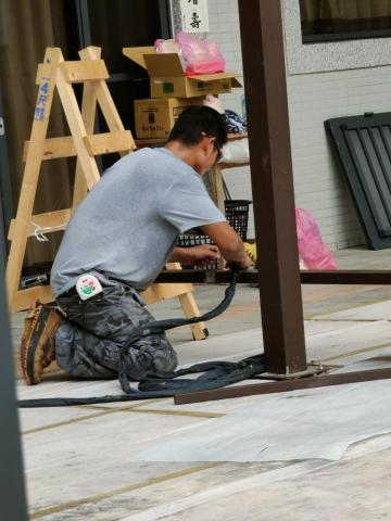 誠豐鐵件工程行 - 師傅車禍，老闆一人作業玻璃屋