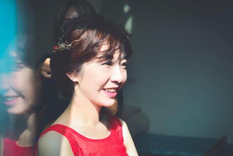 黃振壽 - 窗外的陽台,利用反色射的物品,創作出個人的形象照