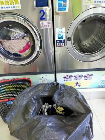 宜蘭雲姨 - 退租清潔、,還把地上髒衣服洗淨折好裝新袋子，因為黑色袋子太臭了全部都是蟑螂屎的味道
