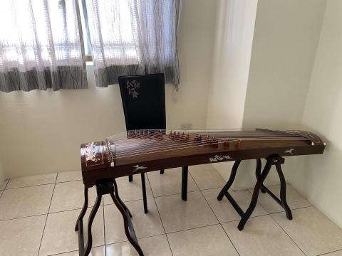 孫函君 - 古箏教室環境清幽