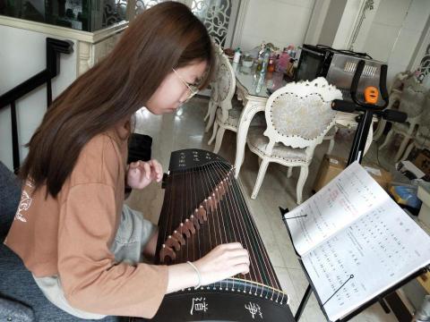 惠惠古箏教學 - 2021.10.10第一次上古箏小美女