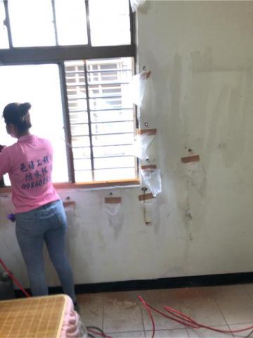 桃園邑𥛶科技設備抓漏驗屋檢測修繕工程行 -  窗框漏水的打針高壓灌注