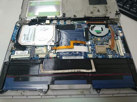 台北電腦維修 - 今天收到Acer s3 筆電維修，空白鍵一直卡著初判是鍵盤問題，拆機後發現原來是電池膨脹導致空白鍵卡鍵，更換電池後就正常嘍！