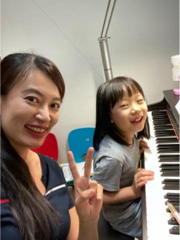 教學經驗豐富愛心的音樂女老師 - 與學生彈琴的歡樂時光