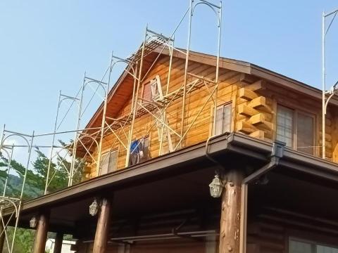 三合順防水油漆塗裝裝修工程 - 木屋保養原有漆磨除胡桃改袖木
（施工前：研磨中）