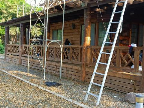 三合順防水油漆塗裝裝修工程 - 木屋保養原有漆磨除胡桃改袖木
（施工前：研磨中）