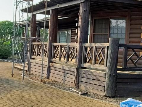 三合順防水油漆塗裝裝修工程 - 木屋保養原有漆磨除胡桃改袖木
（施工前）