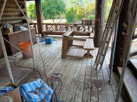 三合順防水油漆塗裝裝修工程 - 木屋保養原有漆磨除胡桃改袖木
（施工前：研磨中）