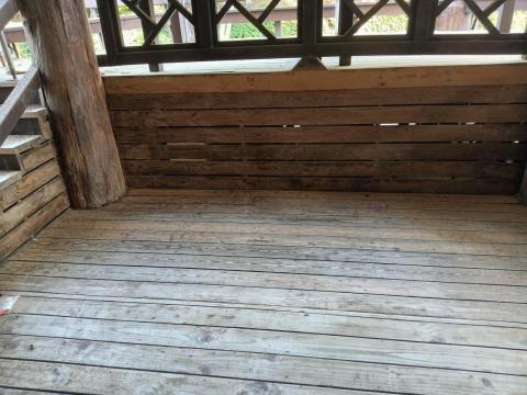 三合順防水油漆塗裝裝修工程 - 木屋保養原有漆磨除胡桃改袖木
（施工前：研磨中）