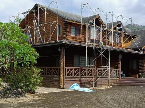 三合順防水油漆塗裝裝修工程 - 木屋保養原有漆磨除胡桃改袖木
（施工前：研磨中）