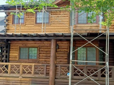 三合順防水油漆塗裝裝修工程 - 木屋保養原有漆磨除胡桃改袖木
（施工前：研磨中）