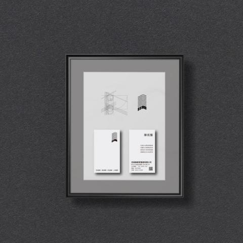 泰設計 l TaiDesign Studio -  設計理念 Design Concept

  以大樓與老屋意象作為設計主軸，簡約內斂的線條勾勒標誌現代大樓主體，其中使用 11條橫貫其中的曲線構成，並將下半部曲線代換為具有老屋意象的面。 “11”則象徵聯合國永續發展目標(SDGs)中的第11項“促使城市與人類居住具包容、安全、韌性及永續性，象徵亞美飾危老重建、 都市更新的永續經營目標。