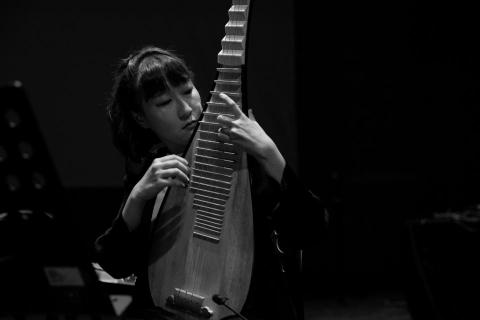 陳蕙婷 - 2022年10月
於臺中歌劇院演出樂耕農《音樂無用》音樂、音效與影像跨界音樂會