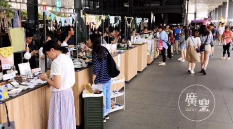 林湘穎 - 年度大型專案 / 桃園在地市集
首次嘗試邀請桃園在地手創品牌合作，每月進駐不同類型創作者，提高消費者逛商場的新鮮感。與跨單位的夥伴合作，策劃場域（木工溝通設計、攤車製作、配電評估、陳列佈置）到招商邀約。全新開發桃園在地市集的好去處，更吸引新聞媒體前來採訪報導。

關鍵成效：
｜近 1200 位的遊逛人潮
｜提高商場當日營業額 6 %
｜期間超過 50+ 的手創品牌共同參與

相關報導：窩客島｜桃園