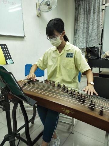 惠惠古箏教學 - 2021.10.18上完古箏課後接著又要補習，認真的學生