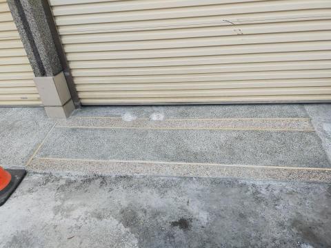 丞鑫土水修繕工程 - 抿石壓條兩色