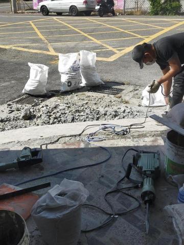 丞鑫土水修繕工程 - （前）店家前門打除