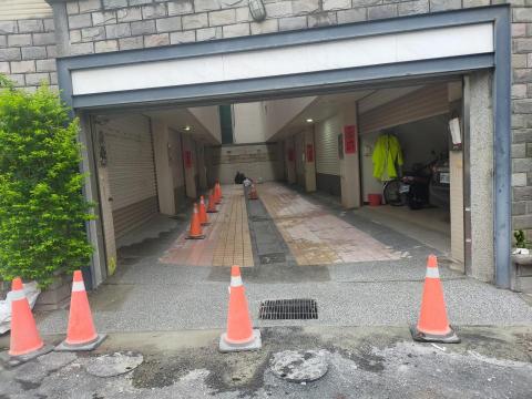 丞鑫土水修繕工程 - 整條車庫
地磚+抿石