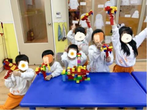 Debbie - 幼兒園的孩子一起做橡皮筋槍