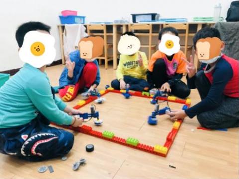 Debbie - 小一的孩子一起用樂高玩戰鬥陀螺