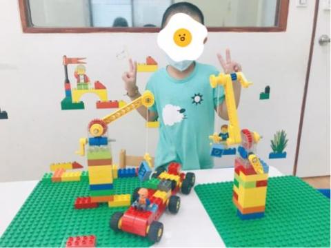 Debbie - 孩子使用樂高製作起重機