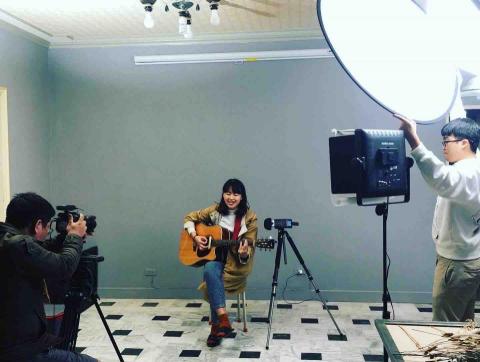 徐孟琪 - 擔任吉他彈唱歌手