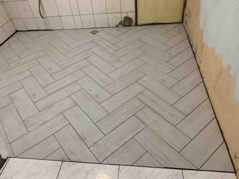 育達工程行 - 360app萬華高先生的案子 廚房地板修改 廚具櫥櫃拆除 地板打至結構層  做防水 打底（粗坏）鋪設人字形木紋磚   預計下禮拜二完工 10月26號 