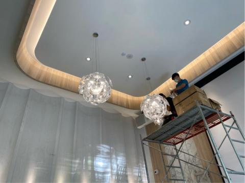 點亮您的家的柴柴師傅 - 挑高五米的大廳安裝室內造型吊燈