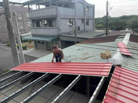 正宏工程行 - 車庫蓋烤漆浪板