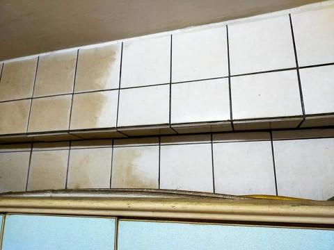 宜蘭雲姨 - 陳年髒磁磚與刷白的對照