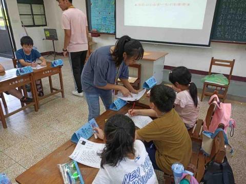 曾晴 - 營隊上課，完成學習單