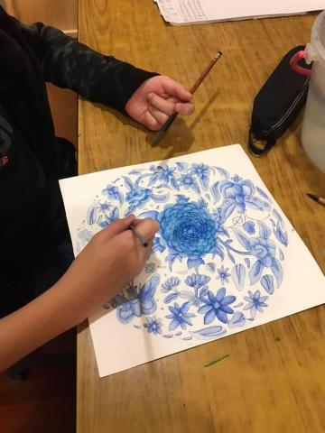 詹琇鈞 - 學生用水彩畫青花瓷圖案