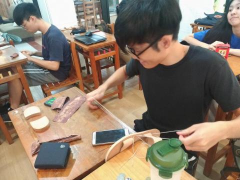 東千里革製間-團體課程/活動合作/教學預約 - 逢甲大學手工鞋班開課照片3