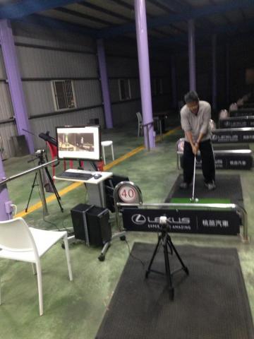 建造揮桿高爾夫教學工作室 - 教學設備2-室外--揮桿動作影像分析系統。