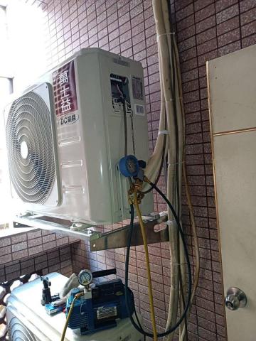 億誠空調裝修エ程行 - 室外機安裝後管路抽真空 億誠空調裝修エ程行 - 室外機安裝後管路抽真空