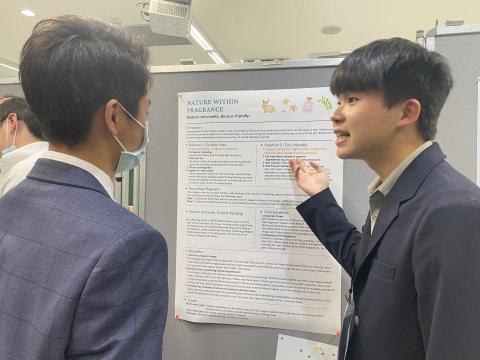 黃紹倫 - 身為國際青年代表在為來賓解說我們的企劃