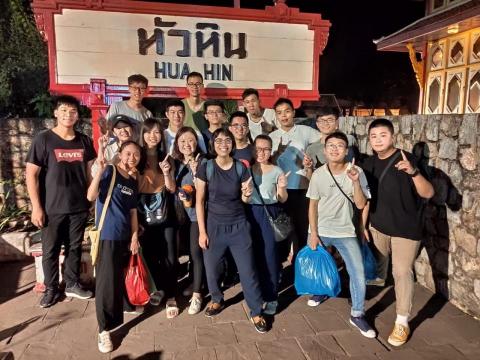 鄭佳珍 - 2019年暑假至泰國參加「亞洲大專訓練」，全程使用英文與來自亞洲各地的大專生交流，我也在700人面前分享心得。