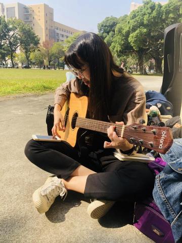 鄭佳珍 - 休閒時喜歡彈鋼琴、彈吉他，使我心情愉悅！